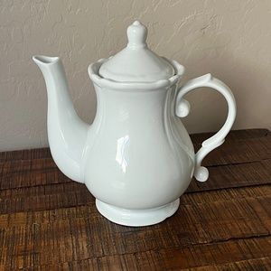 Classic White Teapot (30 oz)